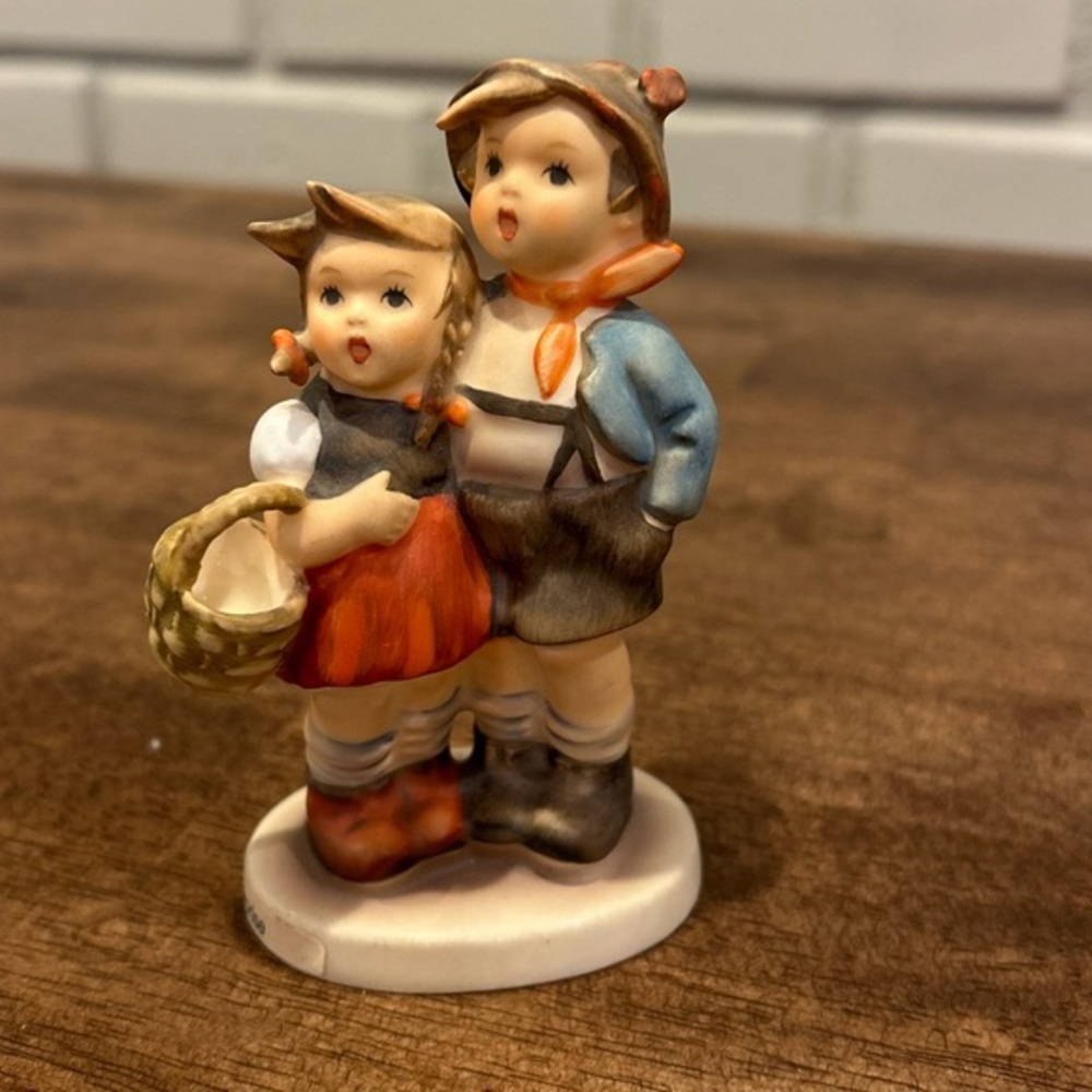 Vintage Goebel Hummel Figurine
"SURPRISE" Hum 94 3/0 W